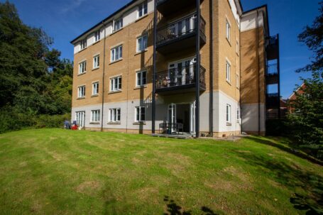 Ground floor apartment with patio in Henry House, Hayward Heath